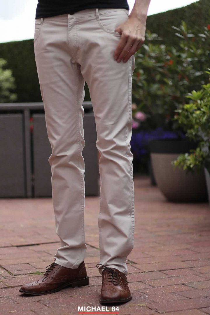 beige chinos outfit with brown shoes for this season