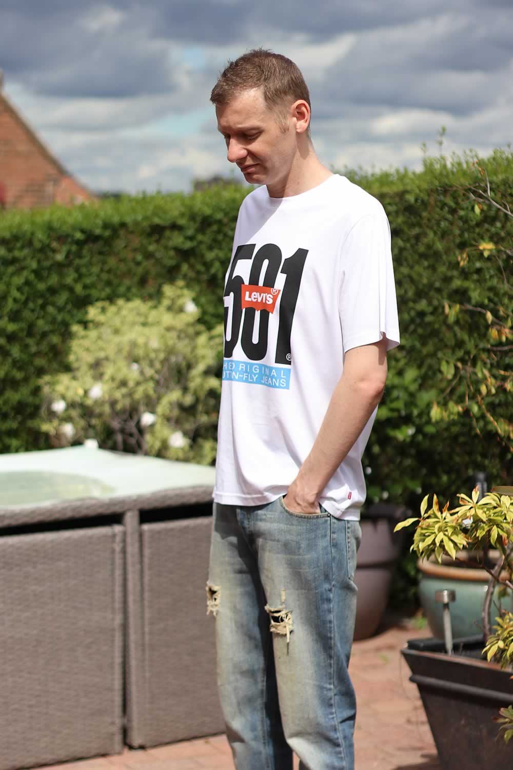Today's Outfit: Levi's 501 T-Shirt & Light Blue Ripped Jeans For A 90's  Summer Look | Michael 84