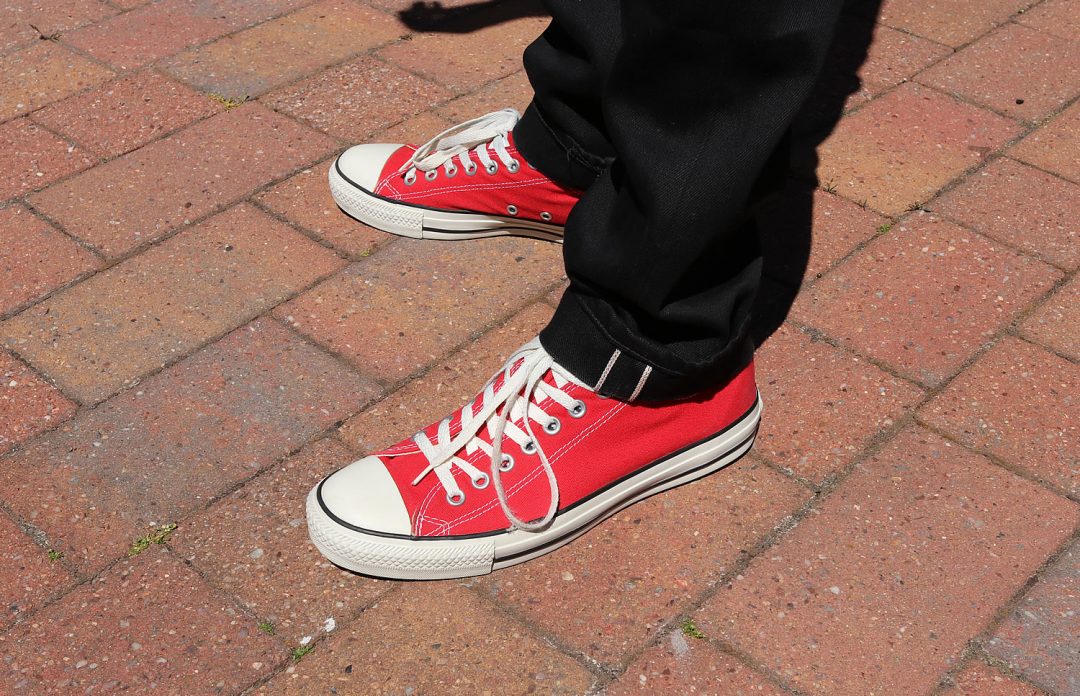 Jeans and red converse sale