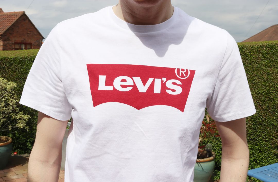 Camiseta con logotipo de Levi