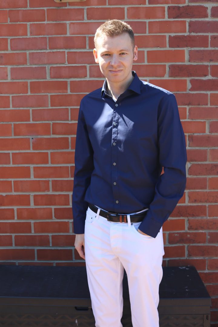 navy blue jeans and white shirt