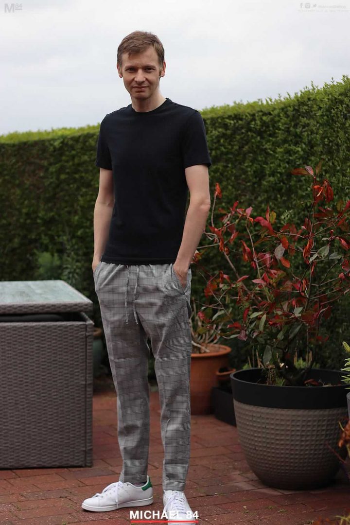 casual autumn outfit - wearing joggers for a laid back look