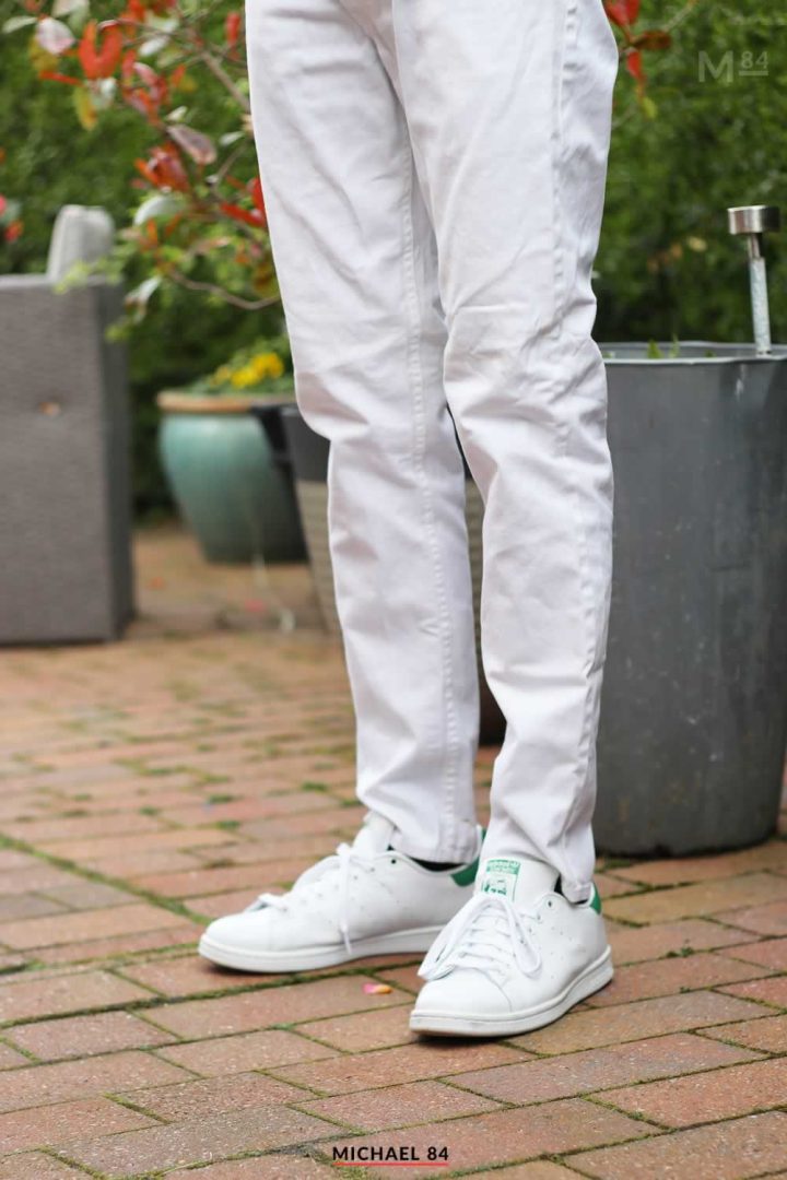 so casual.  How to wear white jeans, How to wear white converse