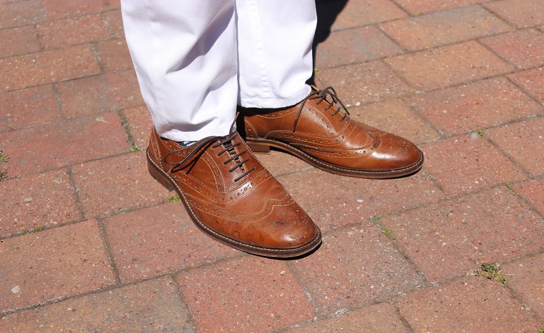 The Navy Shirt & White Jeans Combination - Men's Outfit Idea